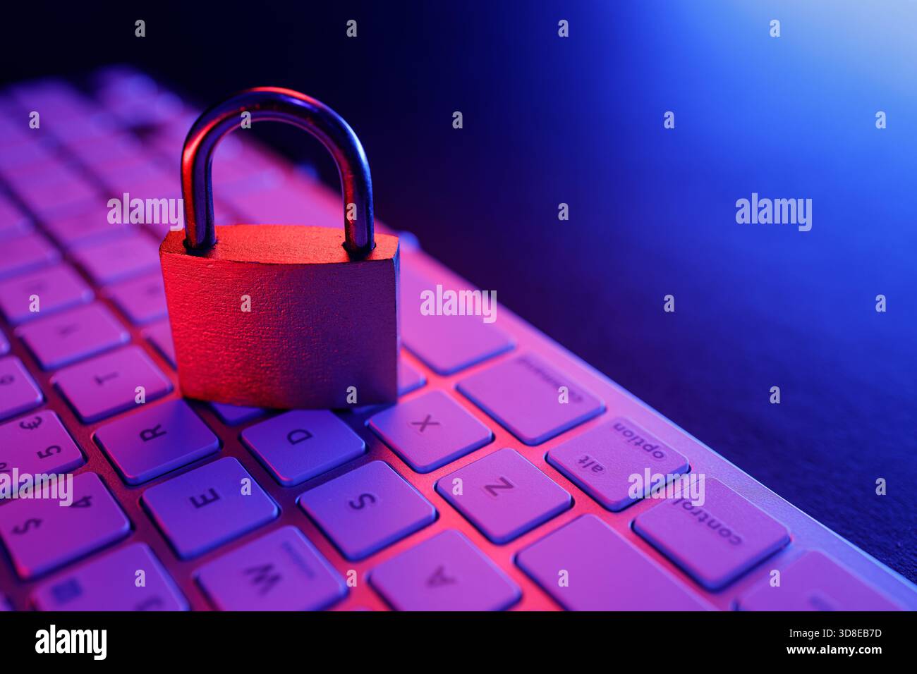 Un lucchetto poggia sulla tastiera di un computer, che rappresenta l'importanza della sicurezza informatica e della sicurezza Internet. L'illuminazione ambientale migliora la tecnologia focu Foto Stock