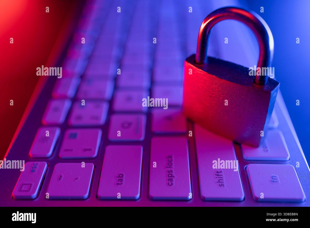 Un lucchetto è posizionato sulla tastiera di un computer, a simboleggiare la sicurezza informatica. La scena è arricchita da un'illuminazione vivace e colorata che enfatizza l'importanza Foto Stock
