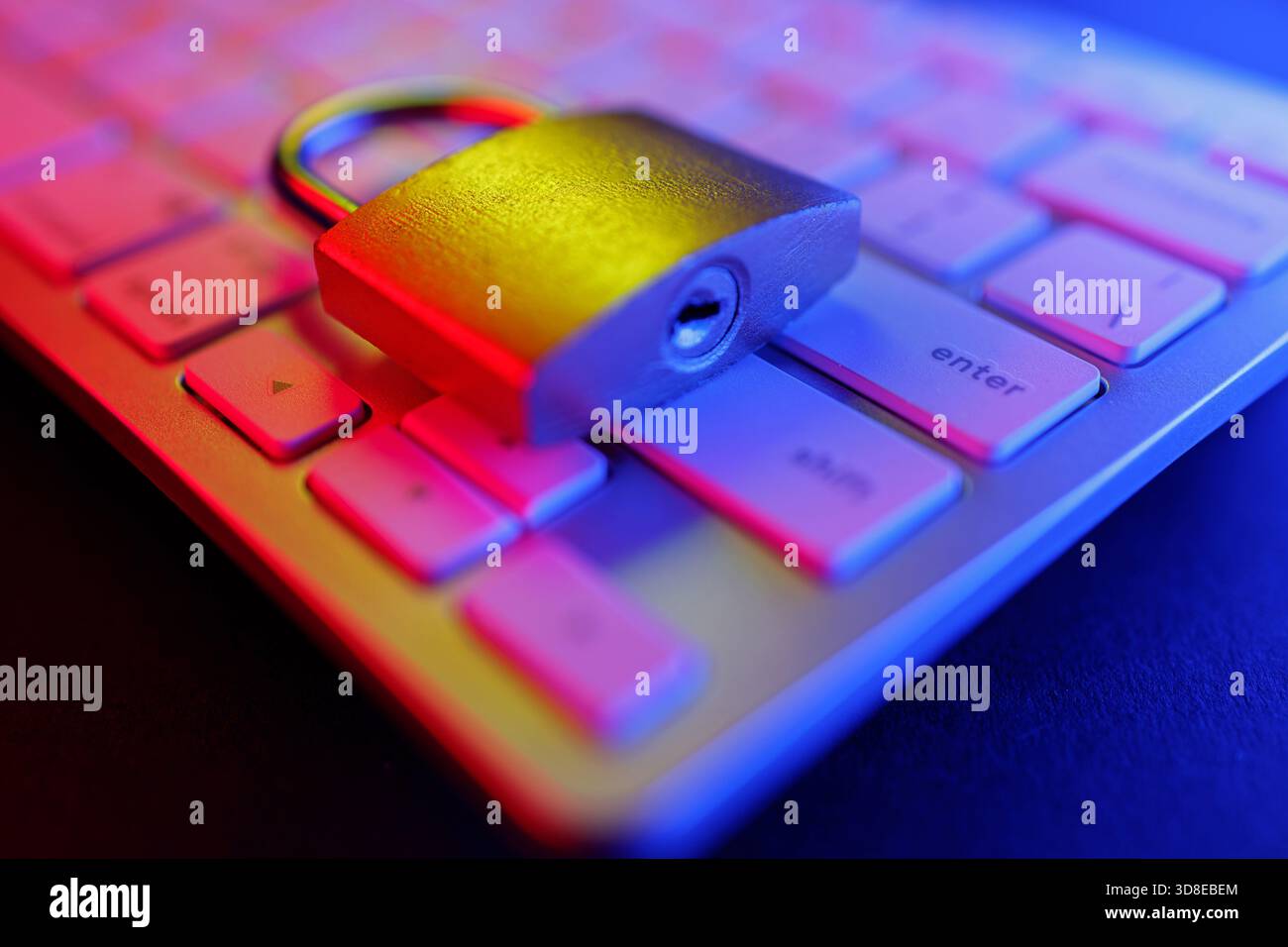Un lucchetto è posizionato in modo sicuro su una tastiera, che rappresenta l'importanza della sicurezza informatica nella protezione delle informazioni sensibili. In questa scena viene evidenziata la misurazione Foto Stock