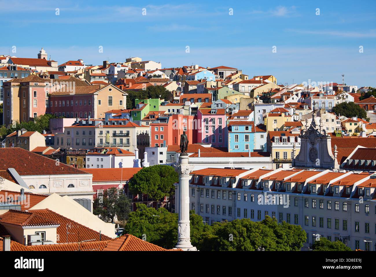 Lisbona, capitale del Portogallo, skyline incorniciato da luminosi edifici dipinti e colonna di Pietro IV in Piazza Rossio Foto Stock