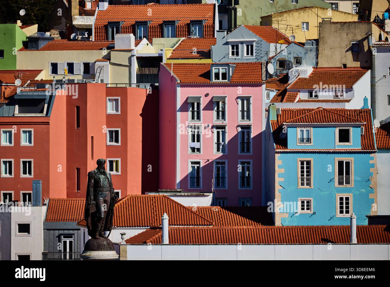 Lisbona, capitale del Portogallo, skyline incorniciato da luminosi edifici dipinti e colonna di Pietro IV in Piazza Rossio Foto Stock