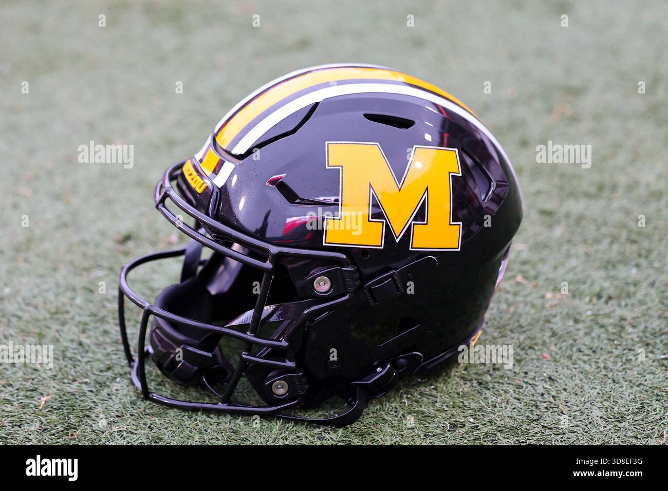 29 novembre 2025: Un casco della Missouri Tiger riposa sul campo. Il Missouri sconfisse l'Arkansas 31-17 a Fayetteville, AR. Richey Miller/CSM Foto Stock