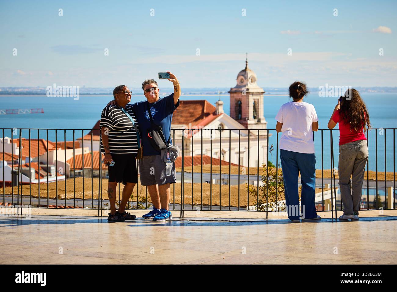 La capitale del Portogallo Lisbona, i turisti che ammirano la chiesa di Santo Stefano Foto Stock