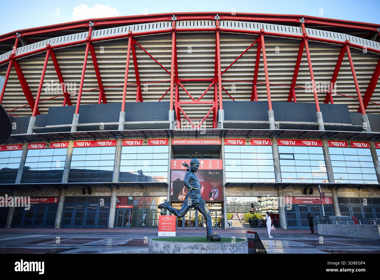 Capitale del Portogallo Lisbona, statua dello Sport Lisboa Benfica Eusébio a Estádio da Luz Foto Stock