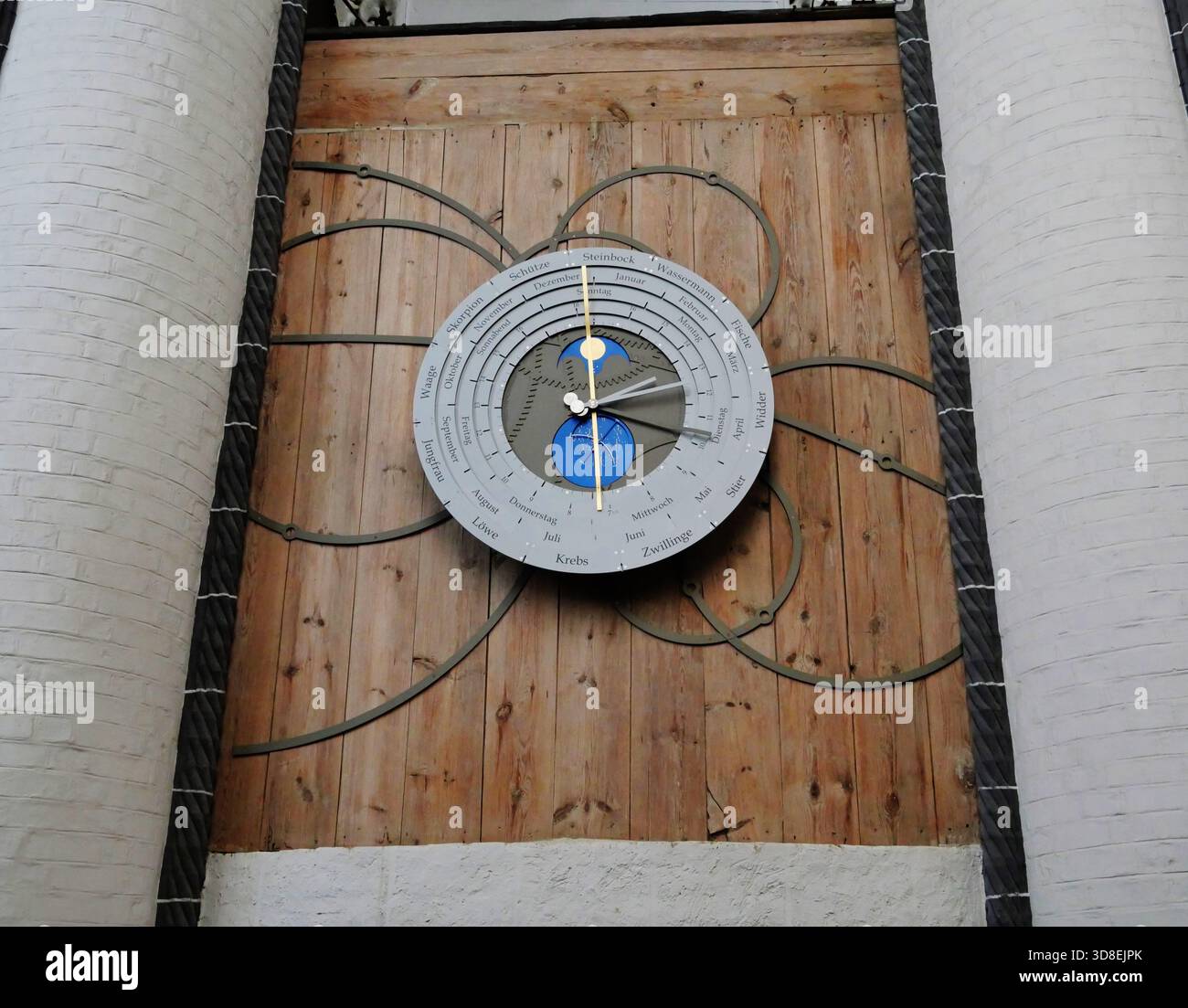 Orologio astronomico della chiesa di Santo Stefano, Tangermünde, distretto di Stendal, Sassonia-Anhalt, Germania Foto Stock
