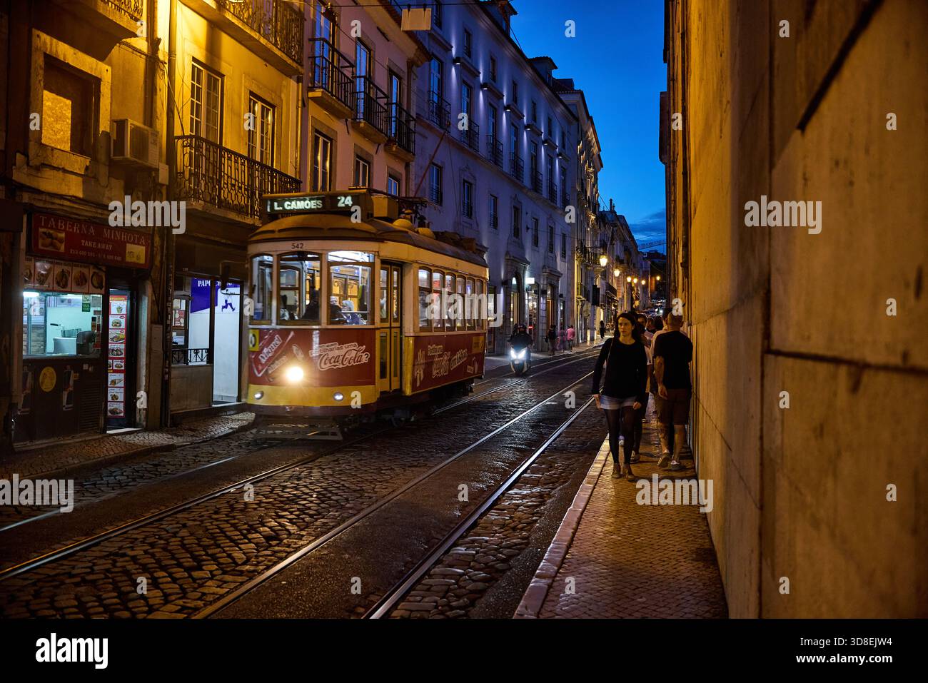 Capitale del Portogallo Lisbona, tram 24 su R. de São Pedro de Alcântara Foto Stock