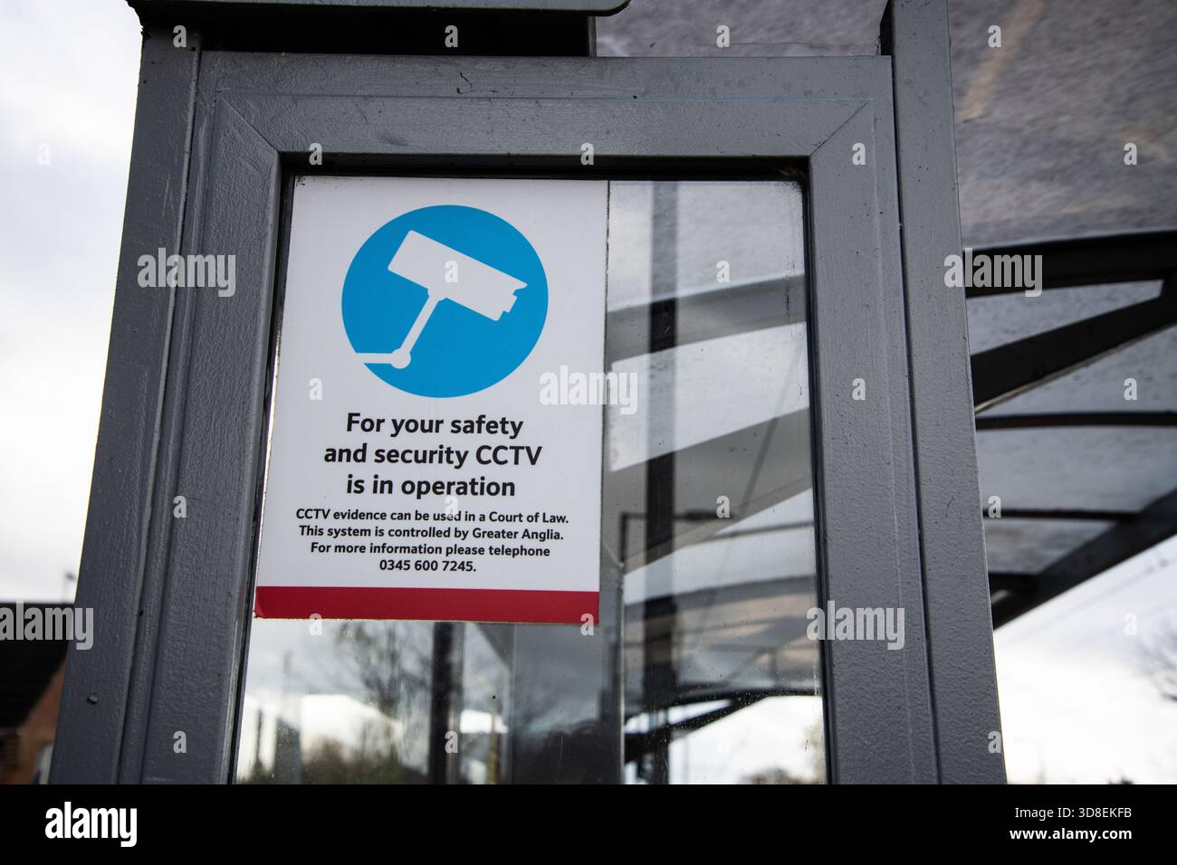 Un segnale di avvertimento CCTV su una piattaforma ferroviaria che informa i passeggeri che la sorveglianza è in funzione per motivi di sicurezza. Foto Stock