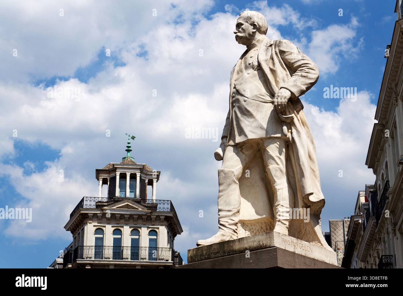 Statua dell'architetto militare Henri Alexis Brialmont, belga Vauban, all'incrocio tra Rue de Louvain e Rue Royale a Bruxelles, Belgio Foto Stock