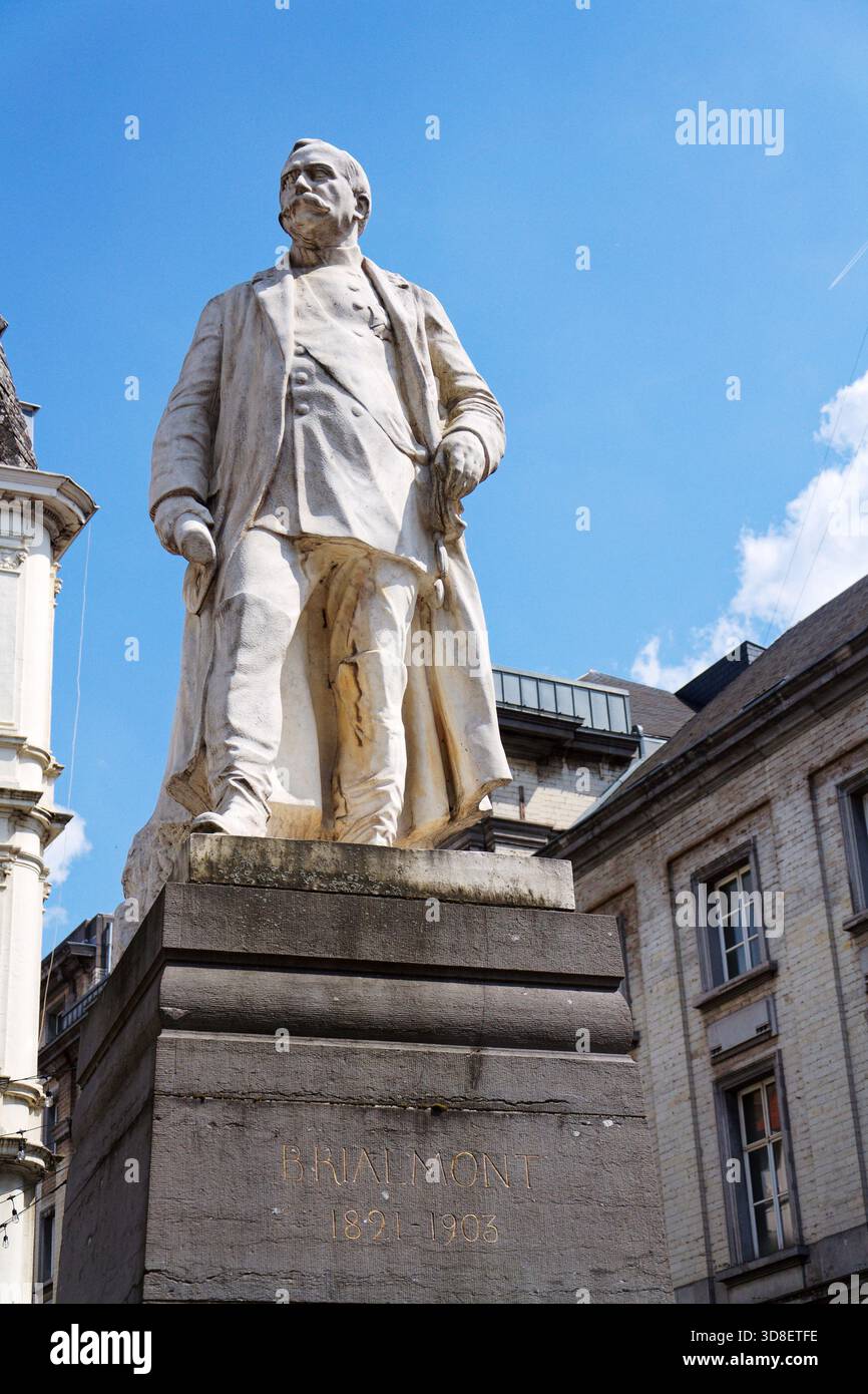 Statua dell'architetto militare Henri Alexis Brialmont, belga Vauban, all'incrocio tra Rue de Louvain e Rue Royale a Bruxelles, Belgio Foto Stock