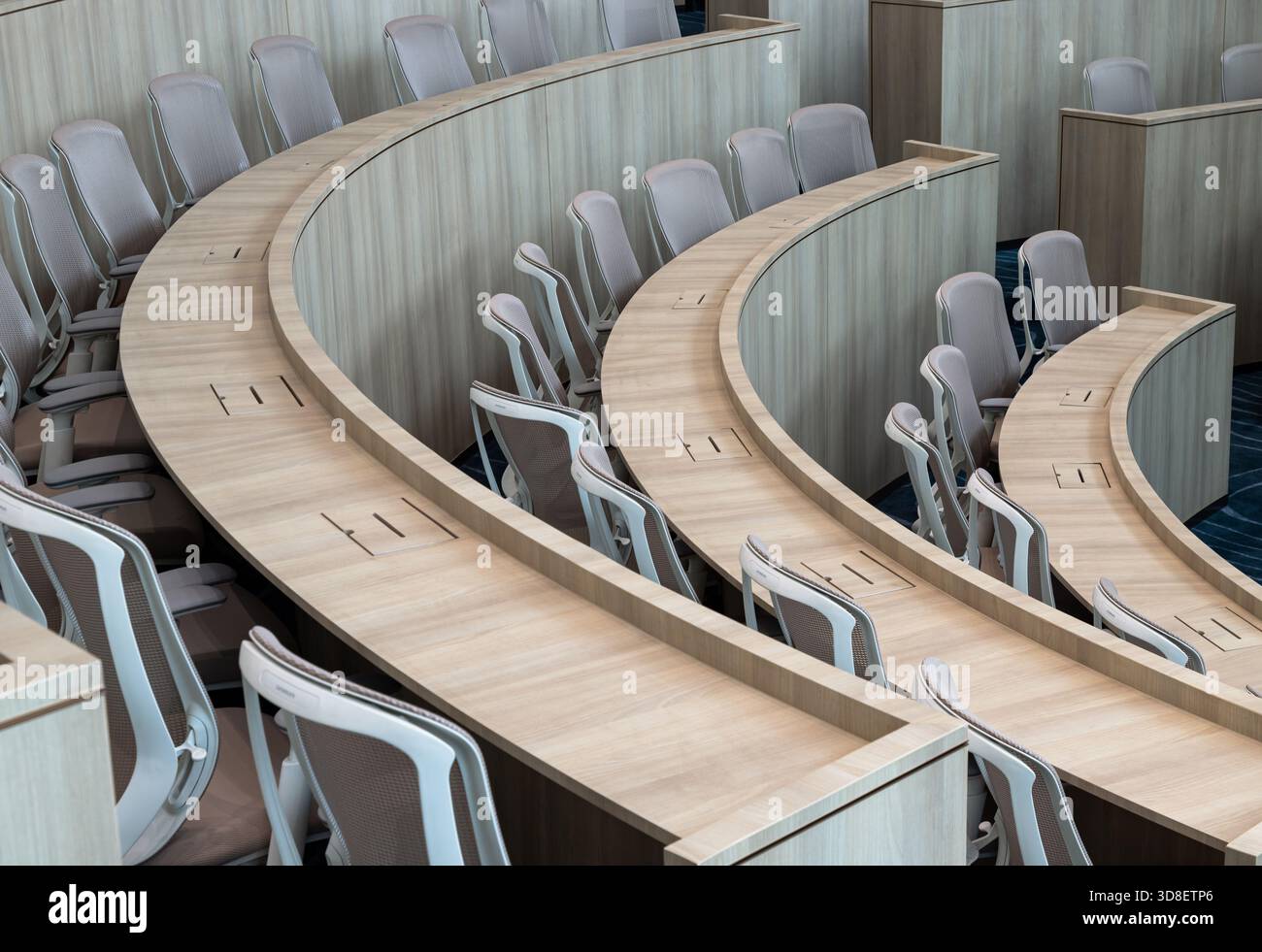 Bangkok, Tailandia - 18 ottobre 2025 - caratterizzato da un design distintamente moderno e minimalista e posti a sedere semicircolari a più livelli, questo auditorium offre Foto Stock