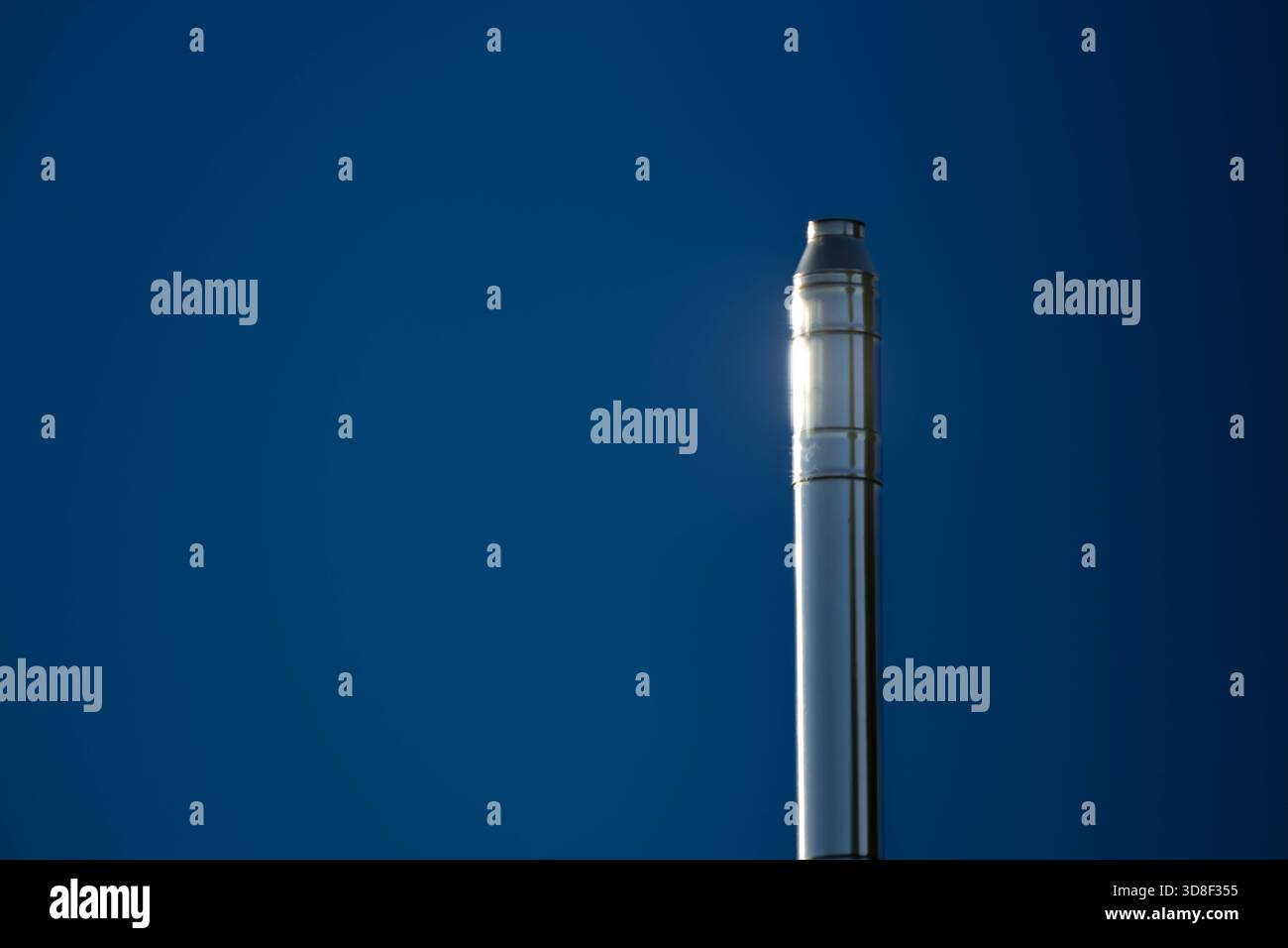 22.11.2025, Modernisierungsmassnahme, Waermeversorgung Edelstahlkamin reflektiert in der Morgensonne Rheinbach NRW Deutschland *** 22 11 2025, misura di ammodernamento, camino in acciaio inossidabile per la fornitura di calore riflesso nel sole mattutino Rheinbach NRW Germania Copyright: XWolfingerx Foto Stock
