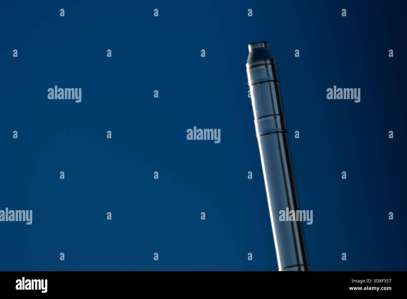 22.11.2025, Modernisierungsmassnahme, Waermeversorgung Edelstahlkamin reflektiert in der Morgensonne Rheinbach NRW Deutschland *** 22 11 2025, misura di ammodernamento, camino in acciaio inossidabile per la fornitura di calore riflesso nel sole mattutino Rheinbach NRW Germania Copyright: XWolfingerx Foto Stock