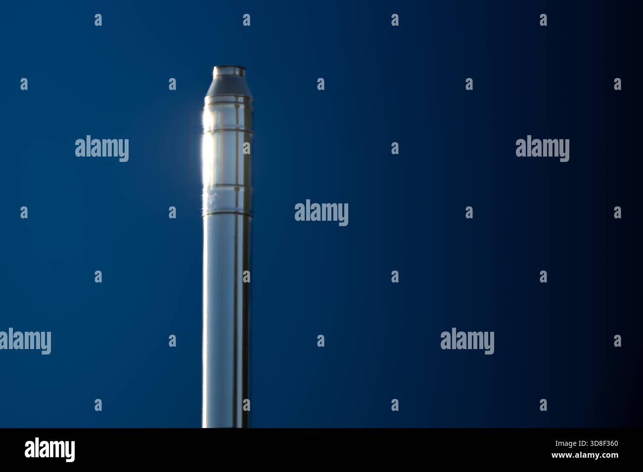 22.11.2025, Modernisierungsmassnahme, Waermeversorgung Edelstahlkamin reflektiert in der Morgensonne Rheinbach NRW Deutschland *** 22 11 2025, misura di ammodernamento, camino in acciaio inossidabile per la fornitura di calore riflesso nel sole mattutino Rheinbach NRW Germania Copyright: XWolfingerx Foto Stock