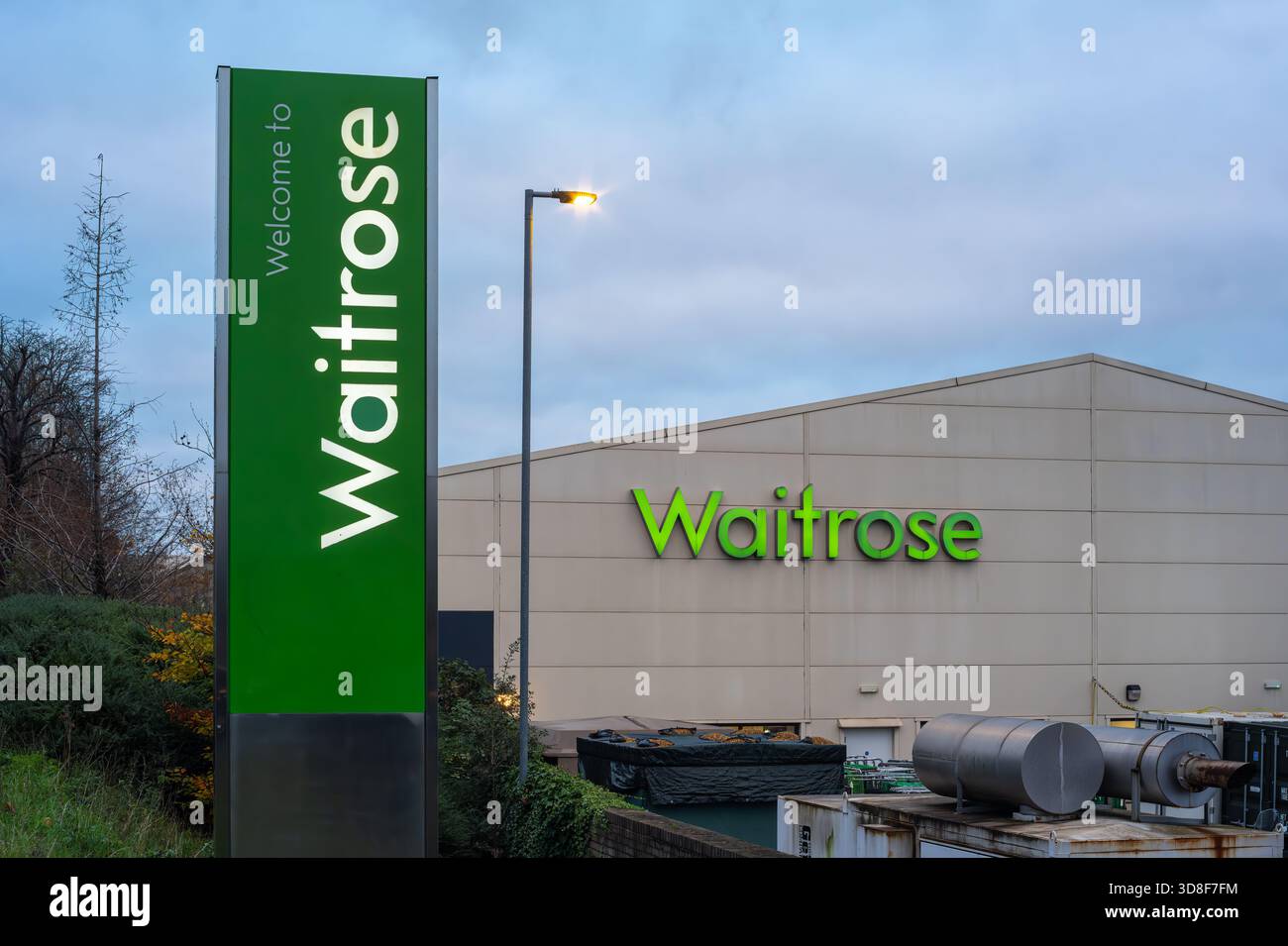 Londra, Regno Unito - 24 novembre 2025: Waitrose è una catena di supermercati britannica nota per offrire generi alimentari di alta qualità, prodotti freschi e Luxu Foto Stock