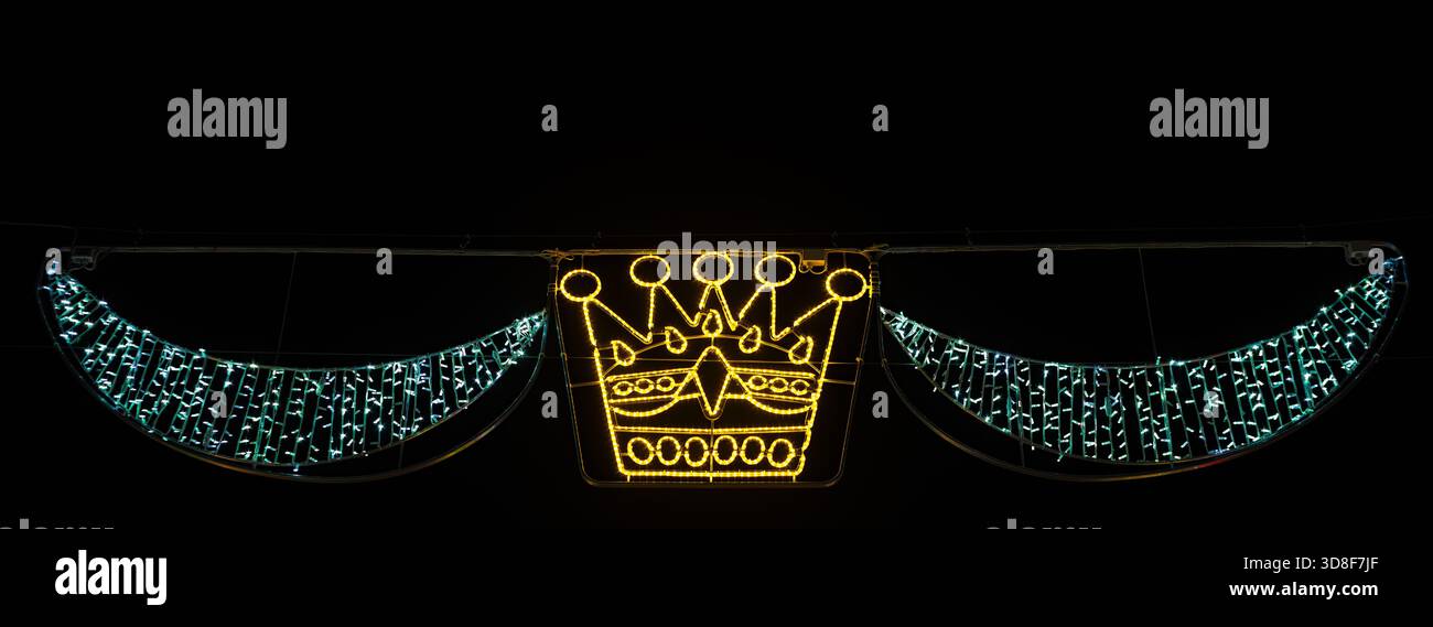 Luci decorative e a corona illuminate su sfondo scuro. Foto Stock