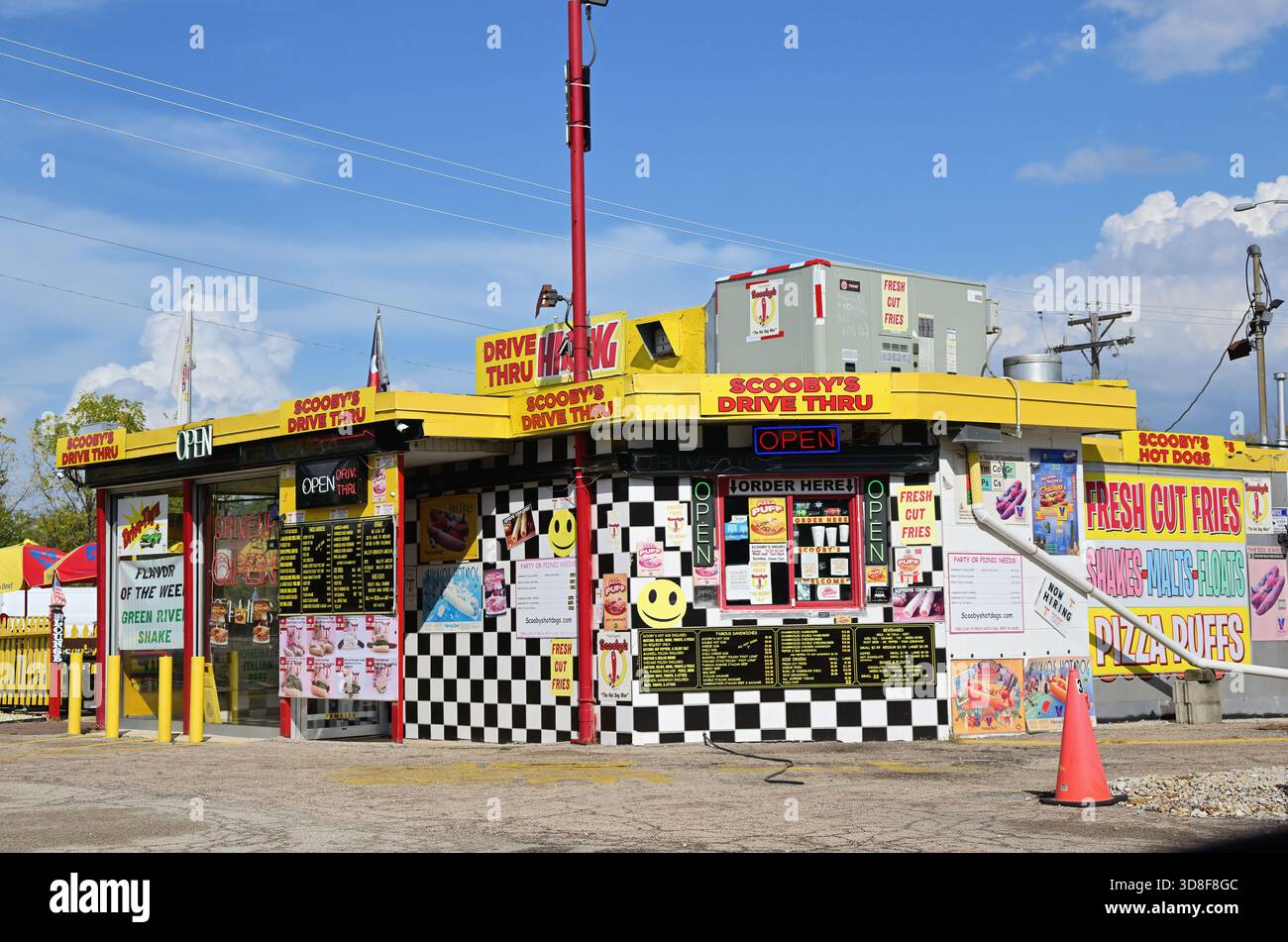 West Chicago, Illinois, Stati Uniti. Insegne colorate, pitture e memo offrono una vivace esposizione in un locale di Chicago di hot dog e fast food. Foto Stock