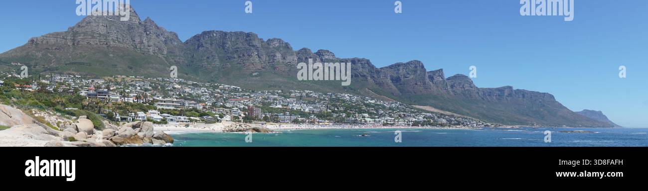 Panorama soleggiato su Camps Bay, Beach, città del Capo, Sud Africa Foto Stock