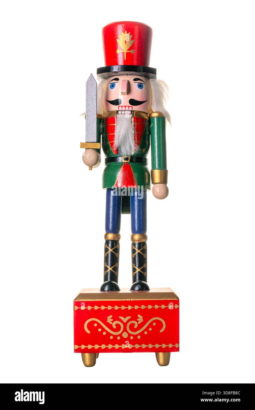 Simbolo di Natale. Soldato di Natale dello Schiaccianoci isolato su sfondo bianco. Foto Stock