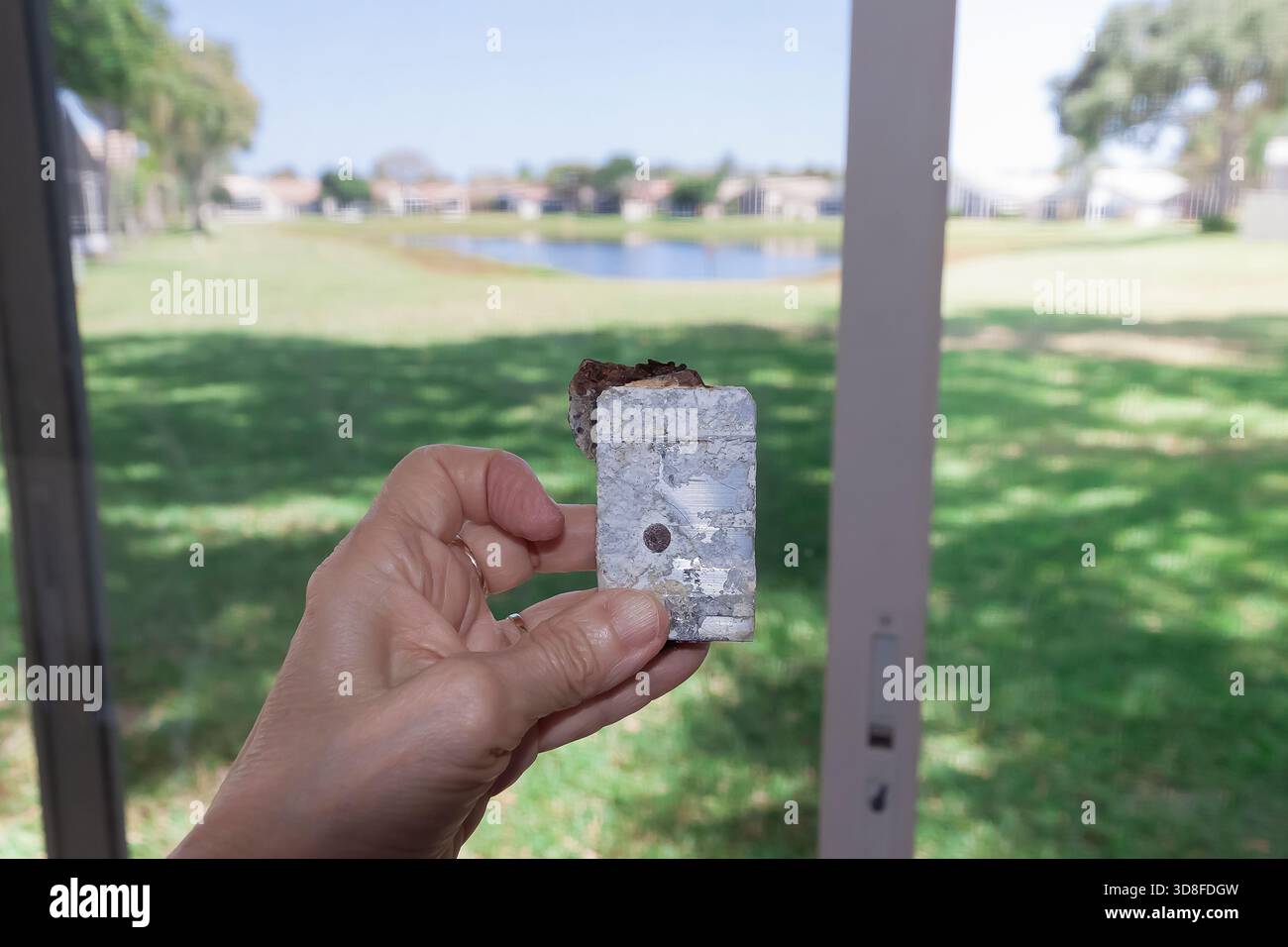 Rullo della porta scorrevole corroso da sostituire su un patio domestico. Foto Stock