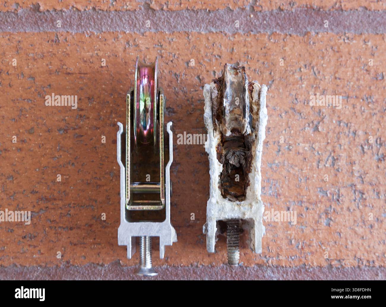 Rulli delle porte scorrevoli vecchi e nuovi in contrasto. Foto Stock