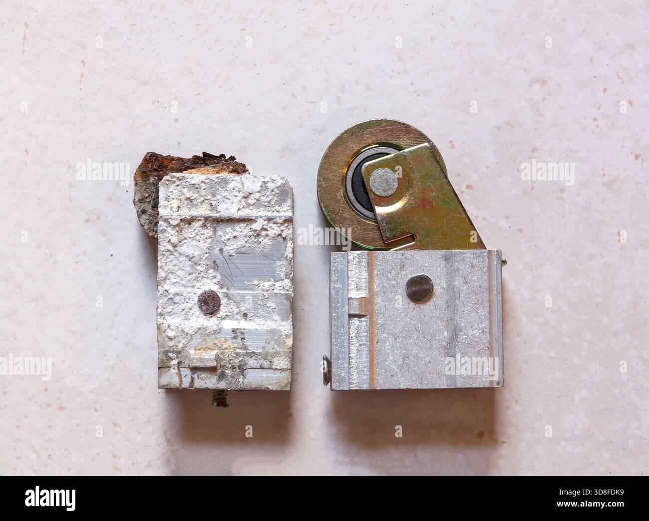 Rulli delle porte scorrevoli vecchi e nuovi in contrasto. Foto Stock