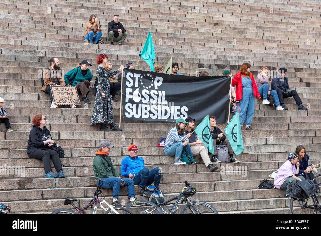 Basta con i sussidi fossili. Persone con striscione sui gradini della cattedrale di Helsinki prima della dimostrazione di Kulohälytys di Elokapina a Helsinki, Finlandia. Foto Stock