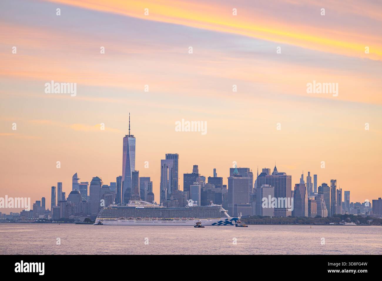 Vista di Manhattan a New York dall'acqua dopo il tramonto Foto Stock