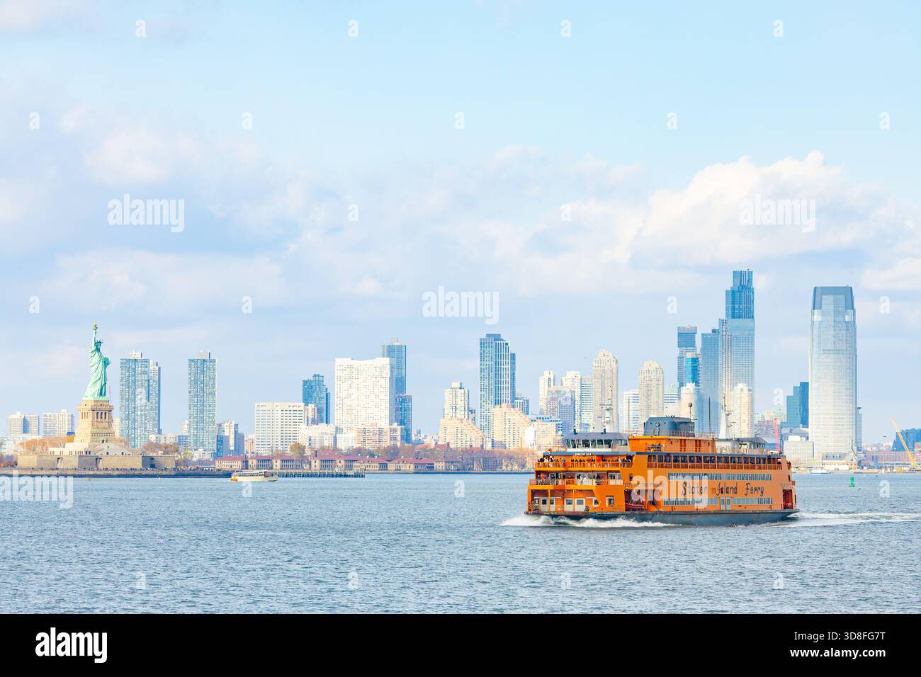 Il traghetto per Staten Island sulla Baia di Hudson con la Statua della libertà sullo sfondo a New York City Foto Stock