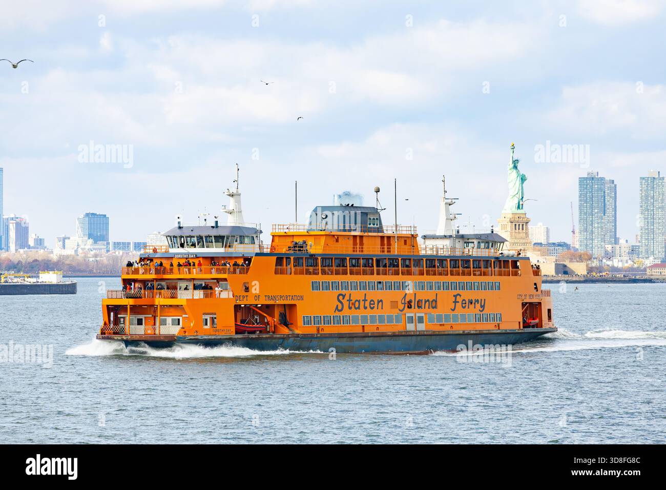 Il traghetto per Staten Island sulla Baia di Hudson con la Statua della libertà sullo sfondo a New York City Foto Stock