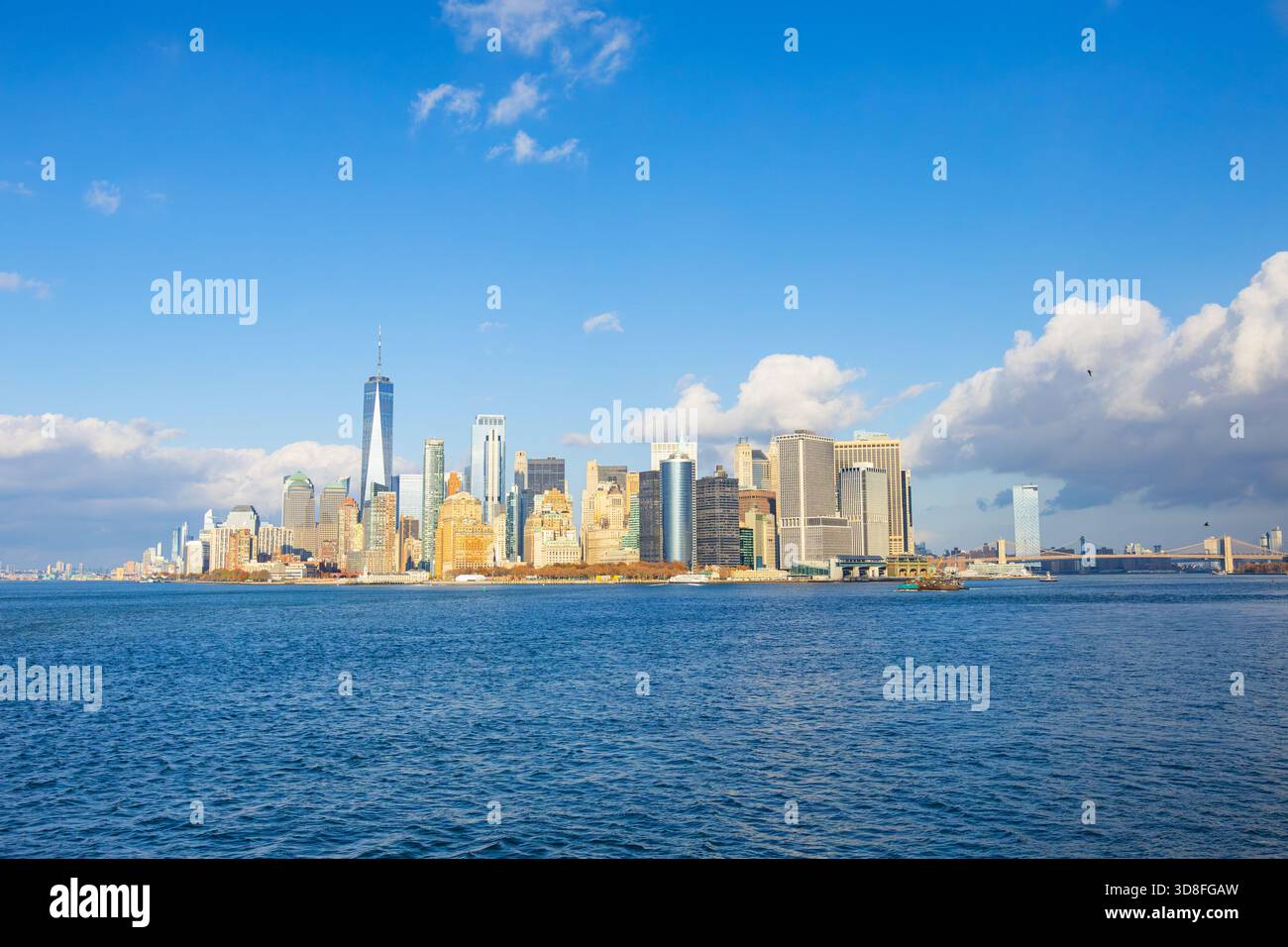 Vista dall'acqua dei grattacieli di New York nell'area di Manhattan Foto Stock