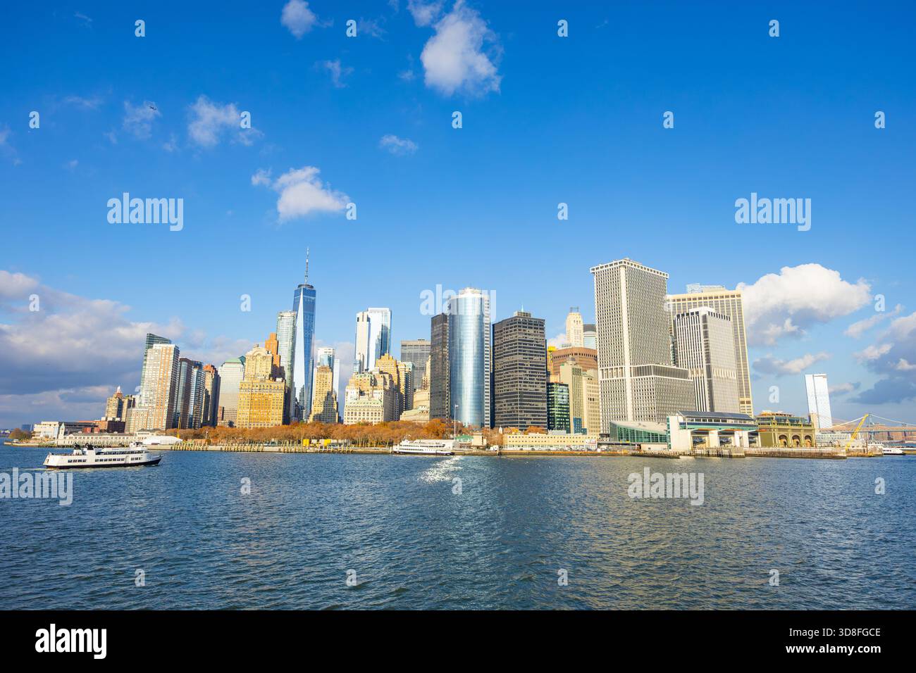 Vista dall'acqua dei grattacieli di New York nell'area di Manhattan Foto Stock