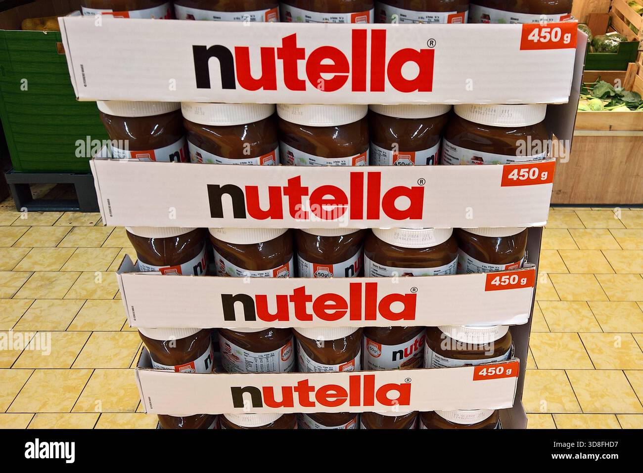 Nutella ist eine Nuss-Nougat-Creme des italienischen Herstellers Ferrero. SIE besteht überwiegend aus Zucker mit Zutaten von Palmöl, gerösteten Haselnüssen, Milchpulver, Kakao, Sojalecithin und Vanillin. In Deutschland gibt es Nutella seit 1965 *** la Nutella è una crema di torrone di noci del produttore italiano Ferrero è costituita principalmente da zucchero con ingredienti di olio di palma, nocciole tostate, latte in polvere, cacao, lecitina di soia e vanillina la Nutella è disponibile in Germania dal 1965 Foto Stock