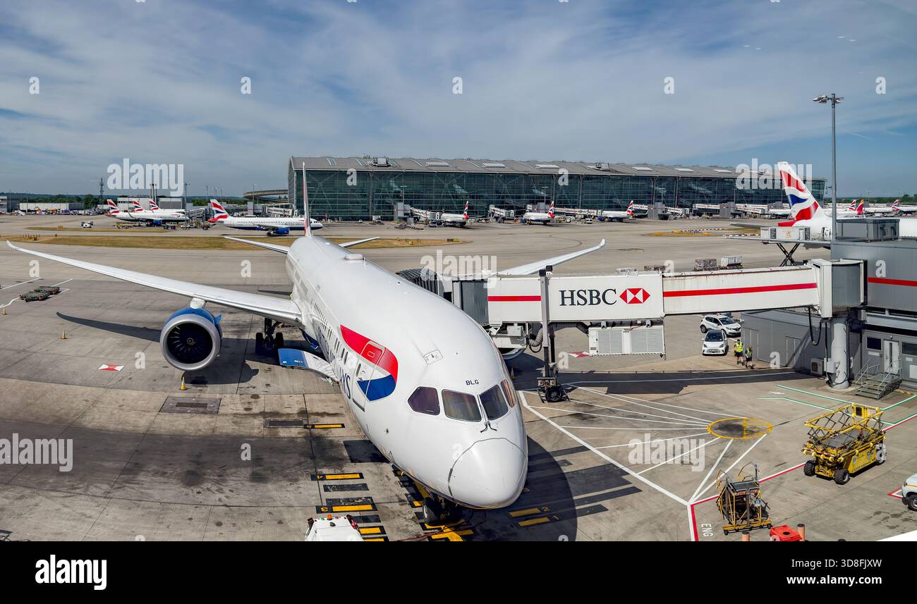 Londra, Inghilterra, Regno Unito - 20 maggio 2025: Boeing 787 jet Registration G-ZBLG) operato da British Airways parcheggiato al Terminal 5 dell'aeroporto di Londra Heathrow - Immagine stock catturata con smartphone