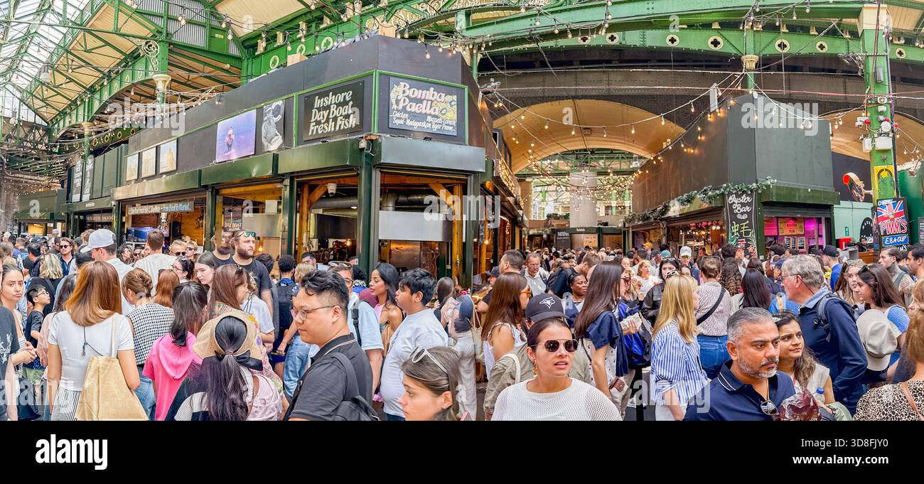 Londra, Inghilterra, Regno Unito - 4 luglio 2024: Vista panoramica di una folla di persone nel famoso Borough Market di Londra. - Immagine stock catturata con smartphone