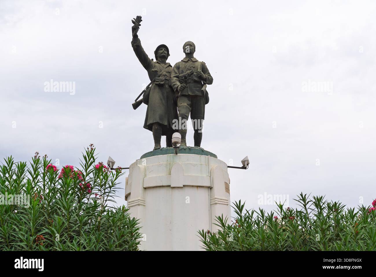 Dakar, Senegal. 11 novembre 2025. Monumento a Demba e Dupont, opera dello scultore francese Paul Ducuing inaugurata nel 1923 Foto Stock