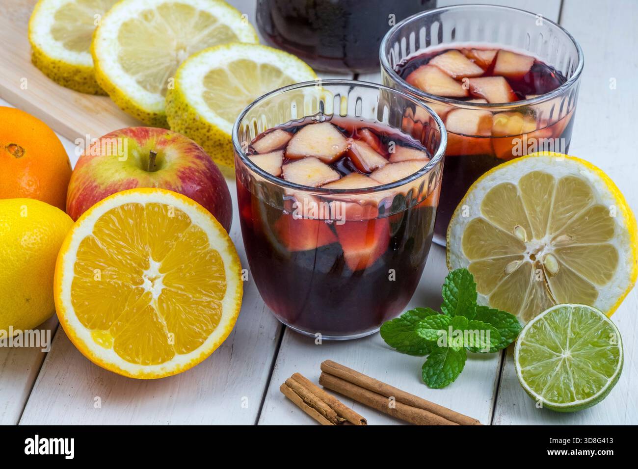 Bicchieri di sangria e frutta su un tavolo Foto Stock