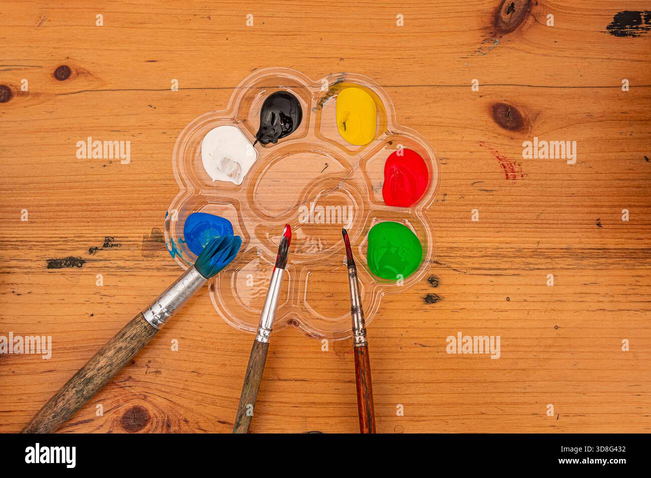 colori pastello e pennelli pronti per l'uso Foto Stock