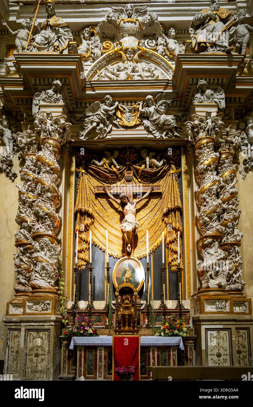 Uno splendido altare espone sculture dettagliate in una chiesa italiana. Foto Stock