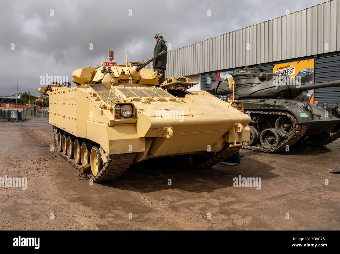 Veicolo da combattimento della fanteria dei guerrieri del deserto in mostra all'aperto al museo dei carri armati Bovington nel Dorset con un altro carro armato storico sullo sfondo Foto Stock