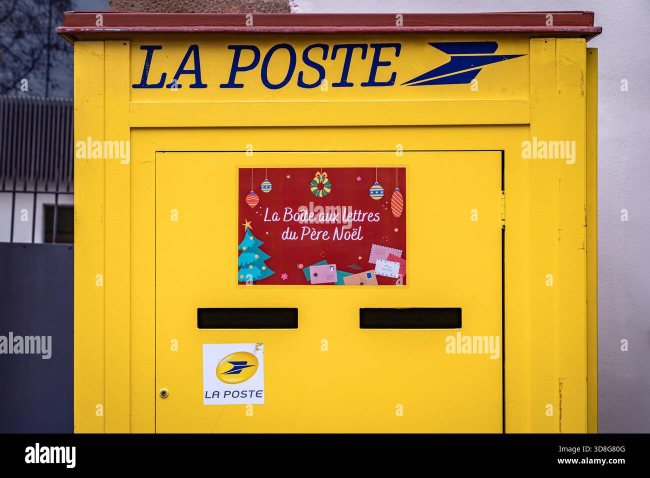 Colmar, Francia - 15 dicembre 2024: Casella postale francese gialla la Poste decorata per le vacanze come casella postale ufficiale per Babbo Natale o Pere Noel Foto Stock
