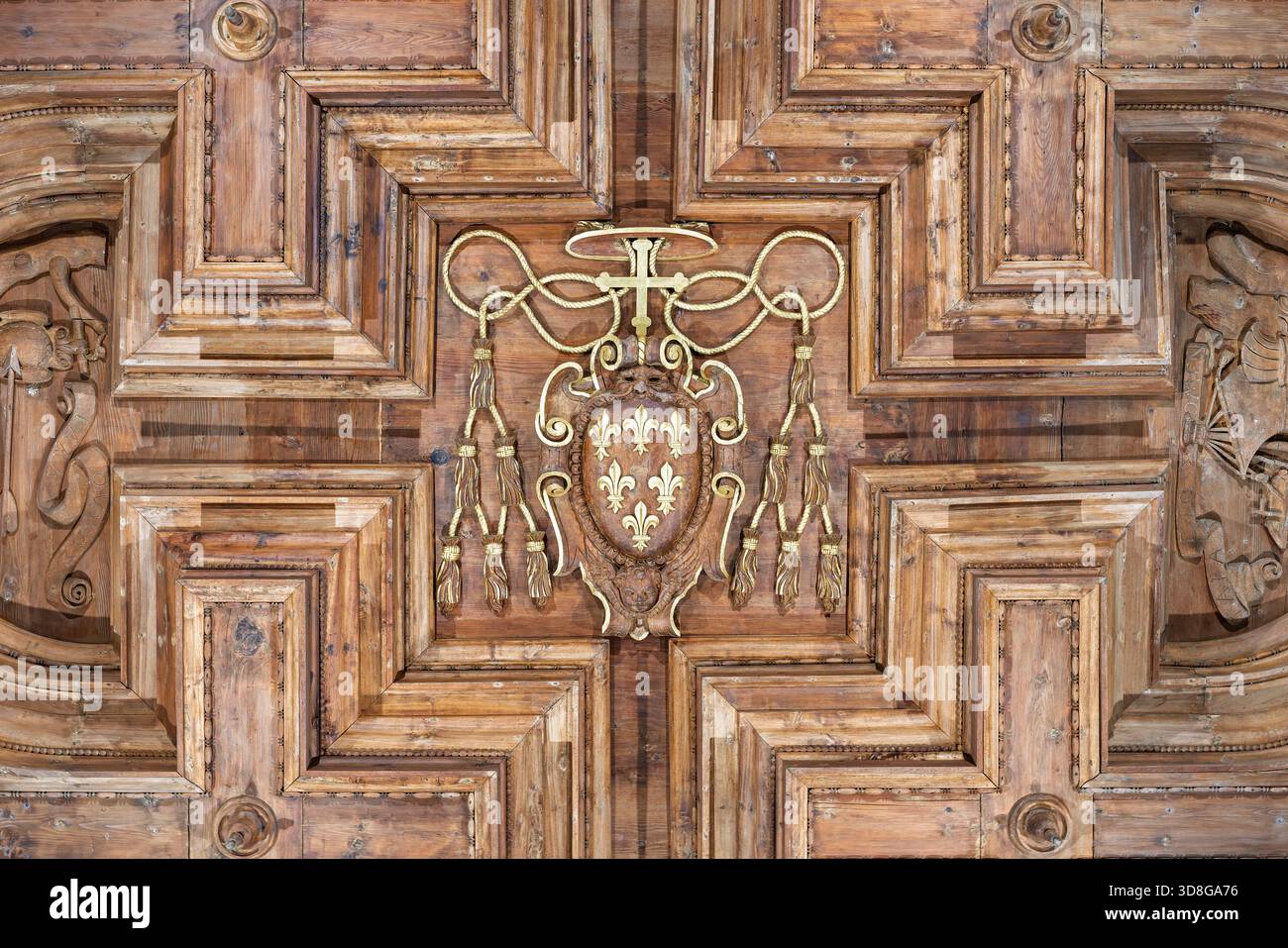 Italia - Caprarola - Palazzo Farnese - dettaglio di un soffitto a cassettoni in legno con lo stemma Farnese Foto Stock