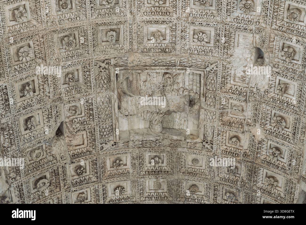 Italia - Roma - Arco di Tito - dettagliata volta a cassettoni con rosetta intagliata all'interno dell'arco trionfale romano Foto Stock