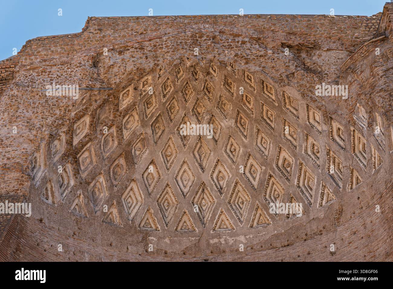 Italia - Roma - Tempio di Venere e Roma - Antica volta a cassettoni con geometrico motivo a diamante rovine romane decorative Foto Stock