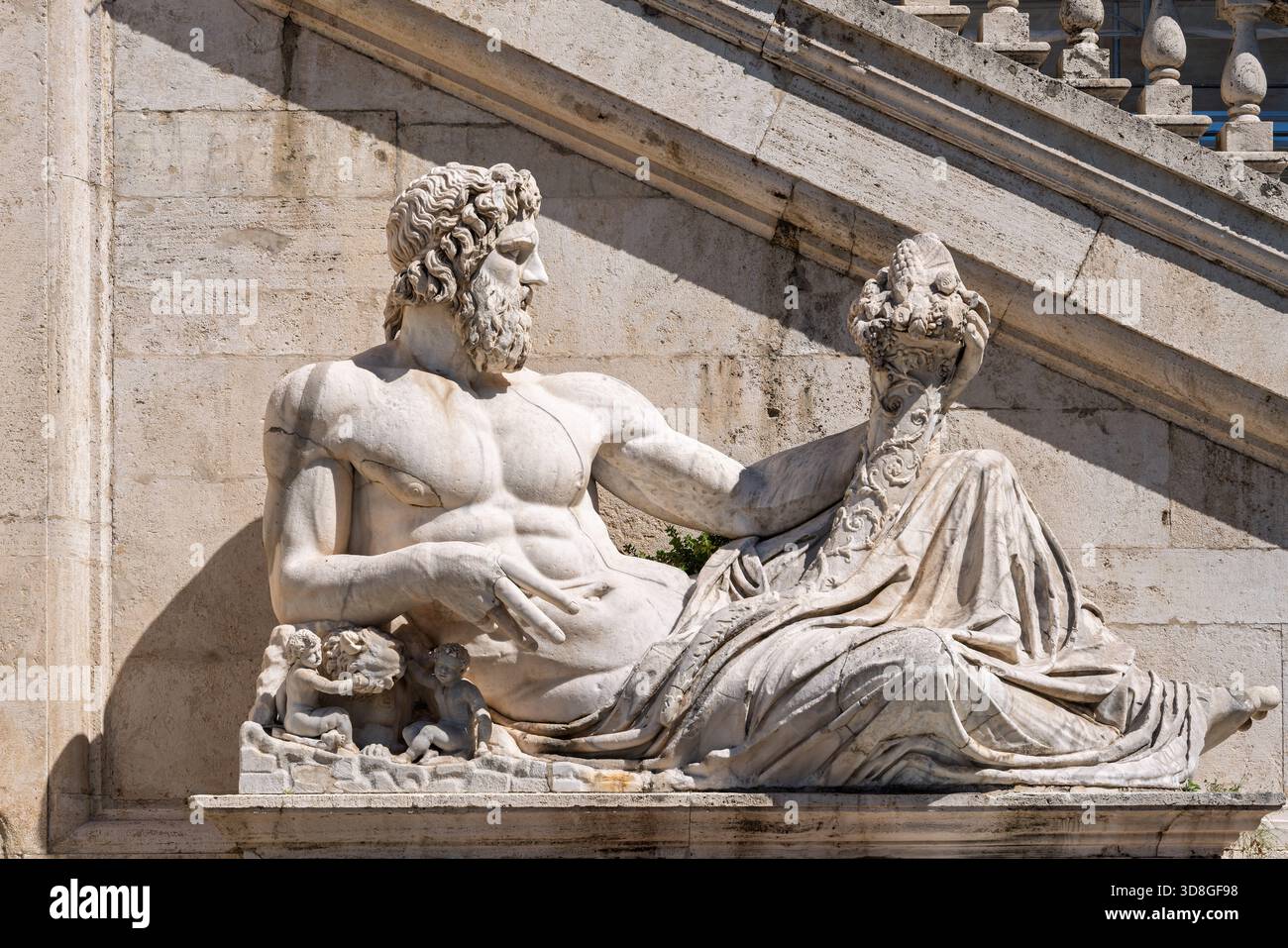 Italia - Roma - Piazza del Campidoglio - Statua del dio del Tevere, scultura in marmo sdraiata sul Campidoglio, arte neoclassica Foto Stock