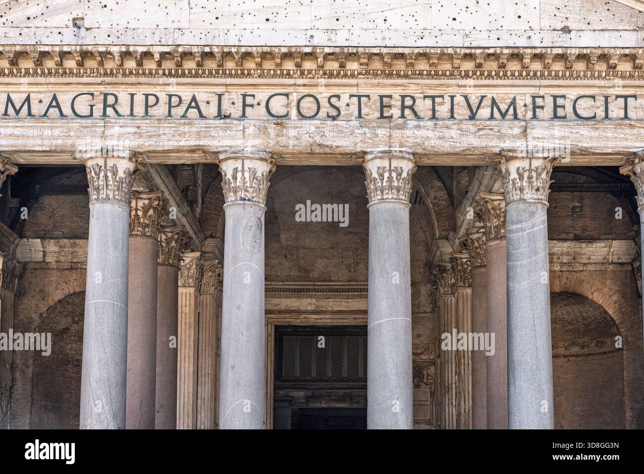 Italia - Roma - Pantheon - dettaglio dell'antico portico con colonne corinzie e iscrizione latina sulla facciata in pietra intemprata Foto Stock