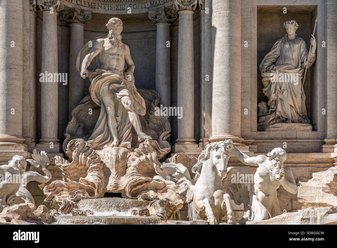 Italia - Roma - Fontana di Trevi - dettaglio ravvicinato statua centrale di Nettuno Oceanus con i cavalli tritoni ed elementi decorativi scultorei barocchi Foto Stock