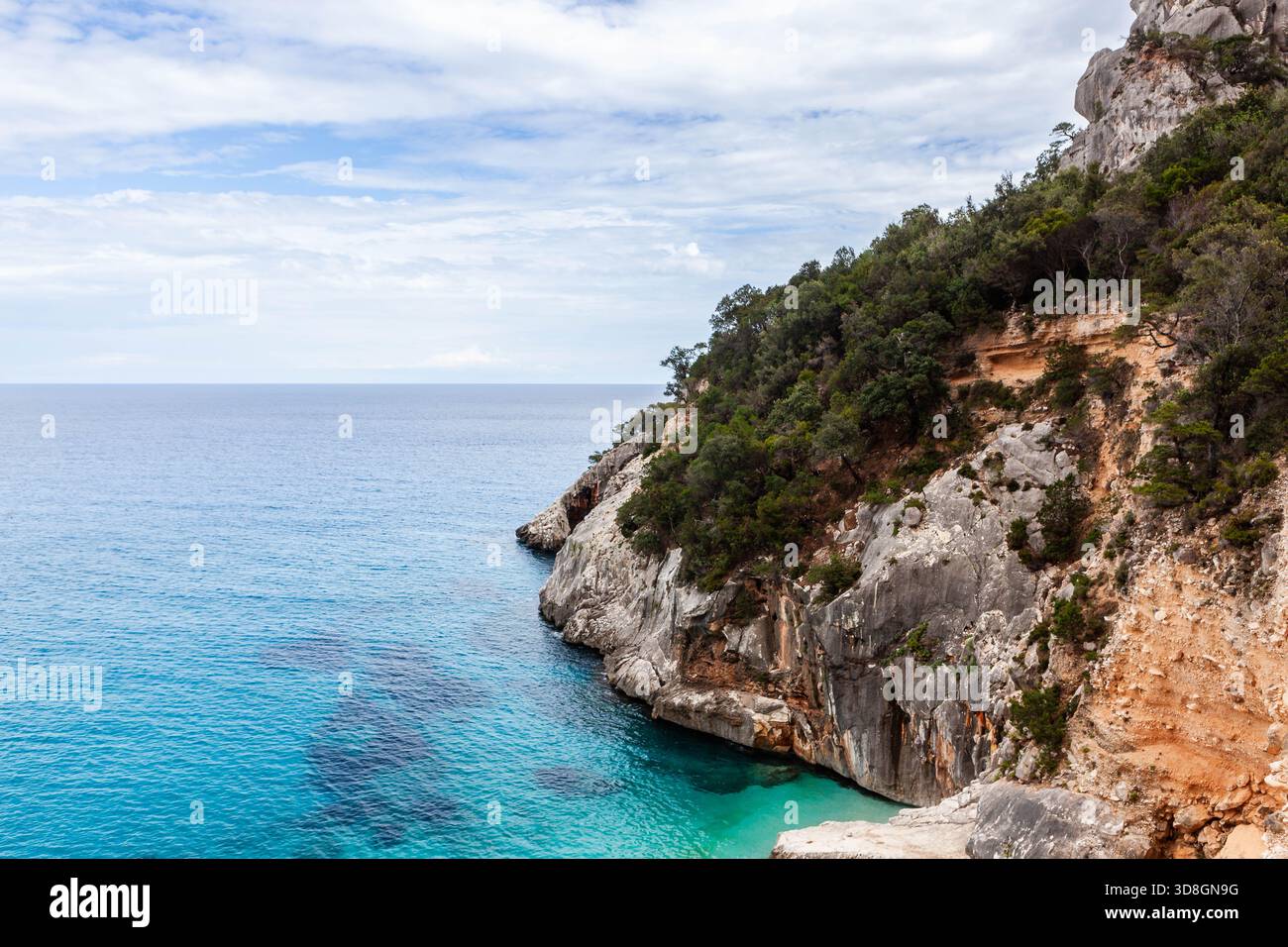 Cala Goloritze. Mare Tirreno cristallino sulla costa orientale della Sardegna, Italia. Acque turchesi color smeraldo e splendide scogliere. Foto Stock