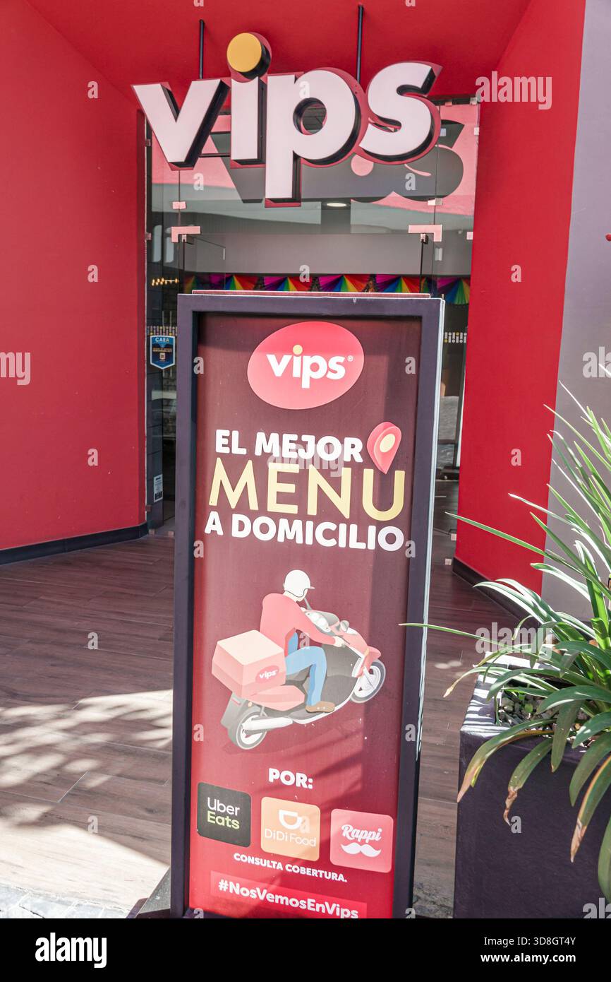 Città del Messico, Messico, Benito Juarez, ristorante Vips Universidad, ingresso esterno, insegna ufficiale del marchio Vips, cartello con il menu di consegna, logo Uber Eats, Didi Fo Foto Stock