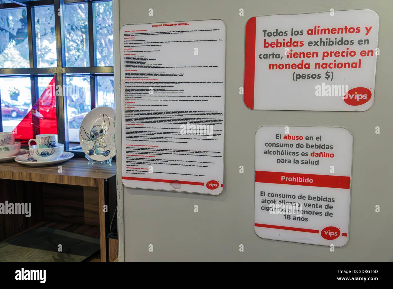 Città del Messico, Messico, Benito Juarez, ristorante Vips Universidad, cartelli sul muro, informativa sulla privacy, messaggi sulla politica del ristorante, cartello con l'alcool, menu Foto Stock