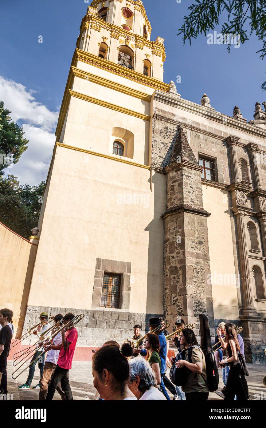 Città del Messico Messico, Coyoacan Parroquia de San Juan Bautista, chiesa parrocchiale cattolica, giovani adulti, donne, musicisti ispanici, trombone, trombone, tromba Foto Stock